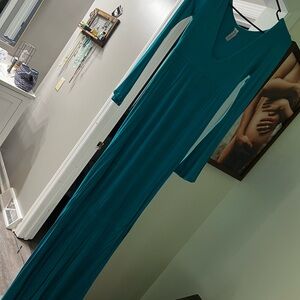 Maternity dress xs, never worn. Color is peacock